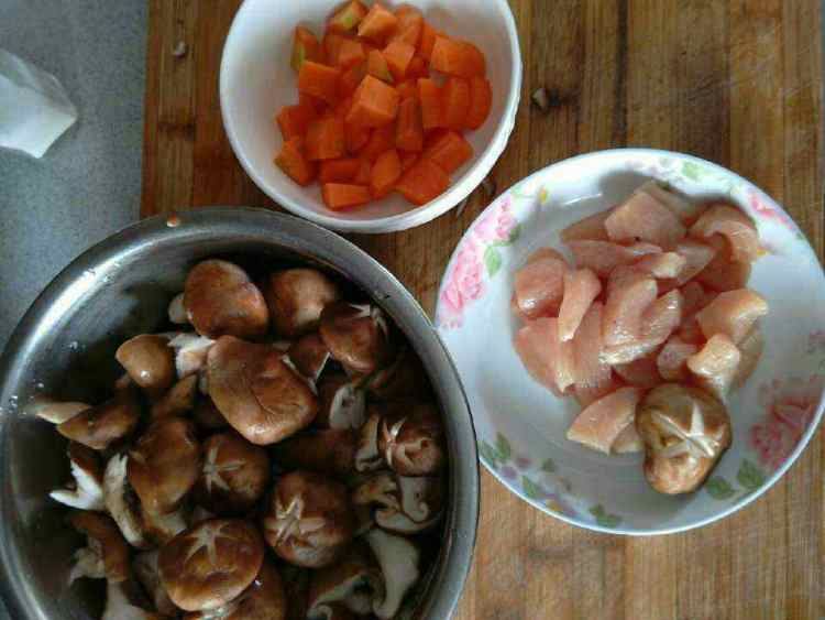 板栗烧鸡肉步骤1