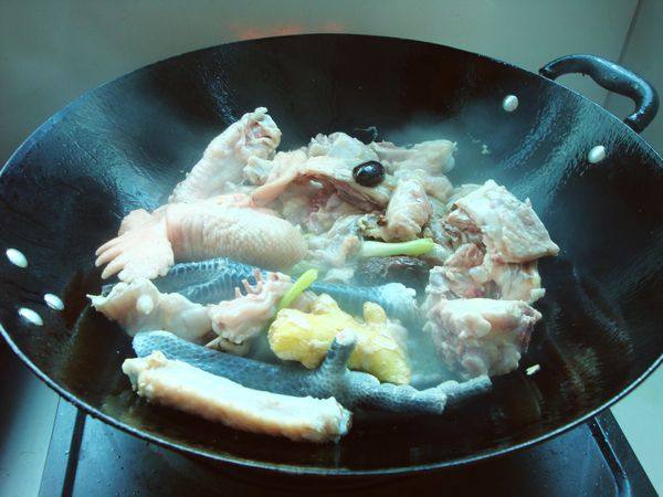 莴笋煮鸡步骤4