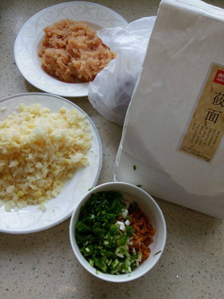 鸡肉笋丁酸菜饼步骤1