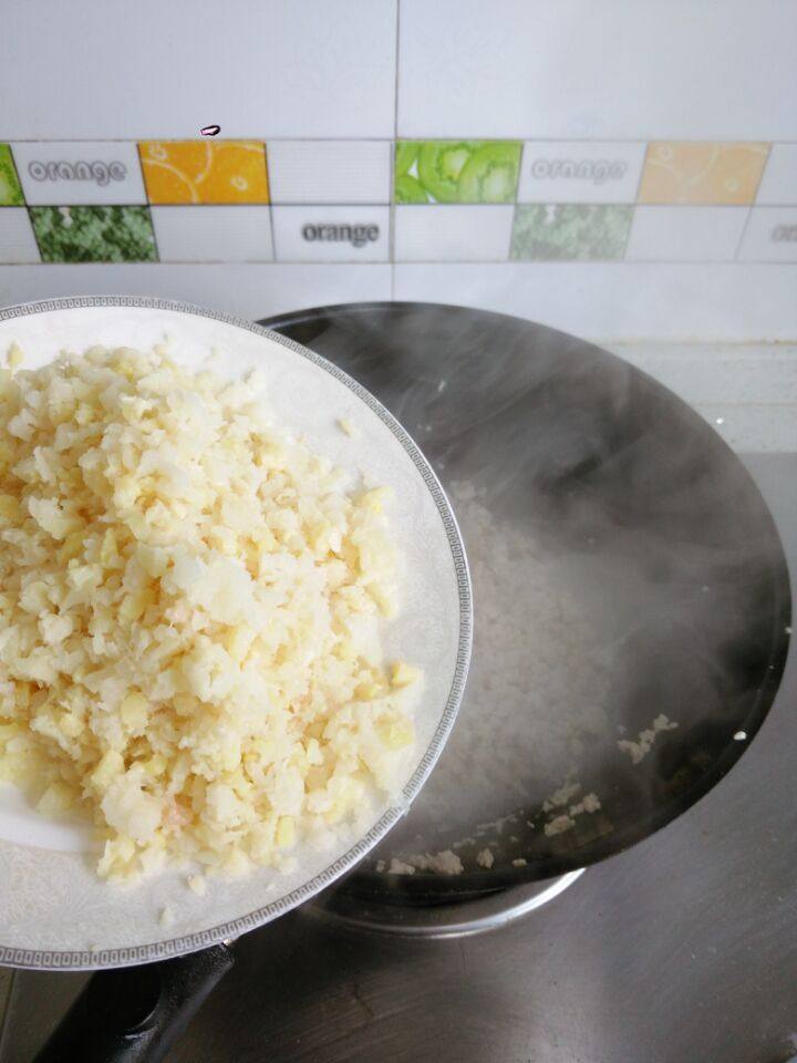 鸡肉笋丁酸菜饼步骤3