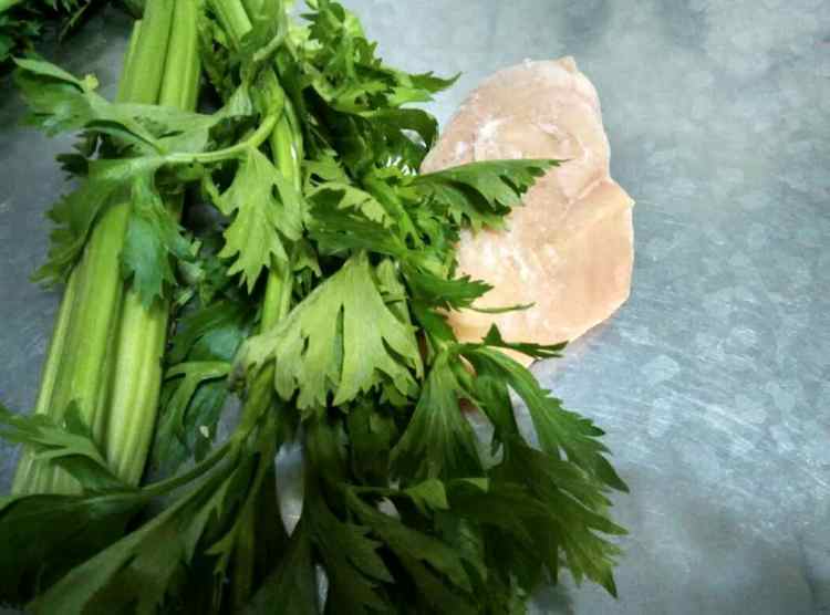 鸡肉炒芹菜胡萝卜步骤1
