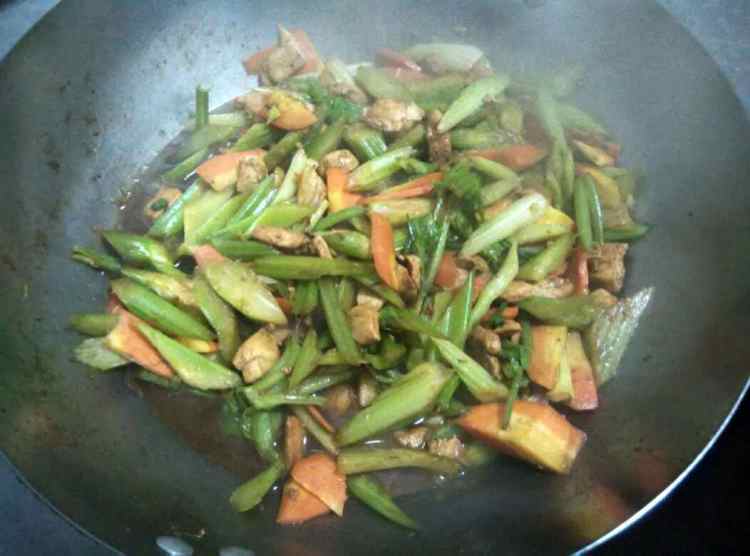 鸡肉炒芹菜胡萝卜步骤8