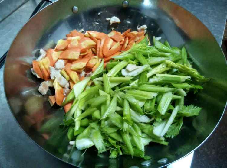 鸡肉炒芹菜胡萝卜步骤6