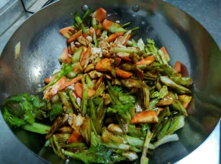鸡肉炒芹菜胡萝卜步骤7