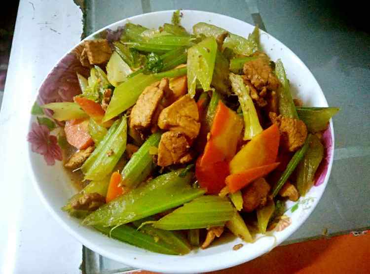 鸡肉炒芹菜胡萝卜步骤9