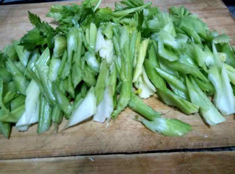 鸡肉炒芹菜胡萝卜步骤3