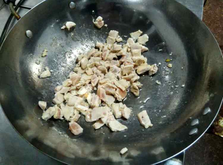 鸡肉炒芹菜胡萝卜步骤5