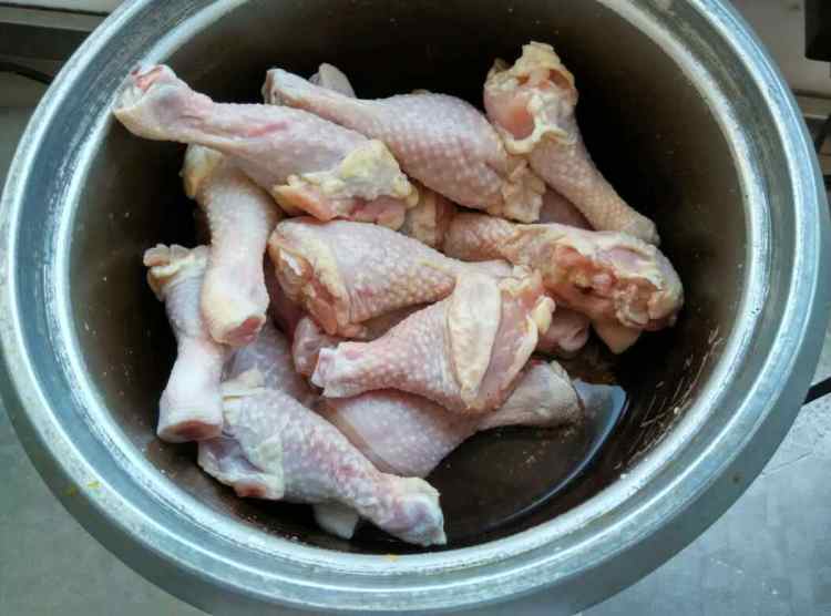 炸酥皮鸡腿步骤1