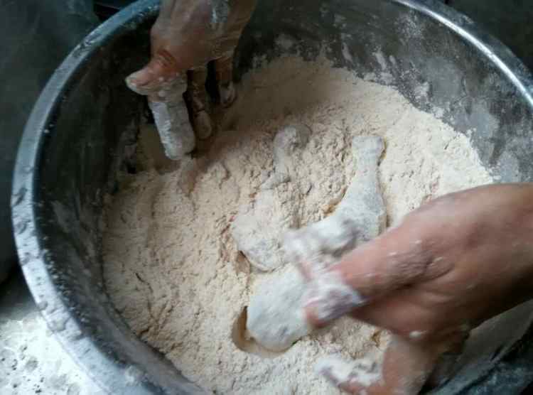 炸酥皮鸡腿步骤6