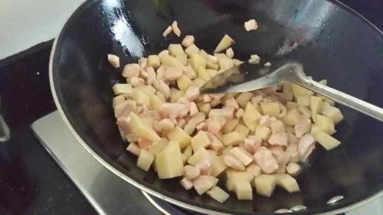 土豆鸡肉咖喱步骤5