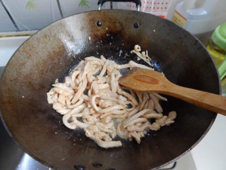 西芹炒鸡柳步骤6