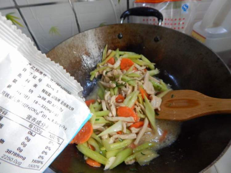 西芹炒鸡柳步骤12