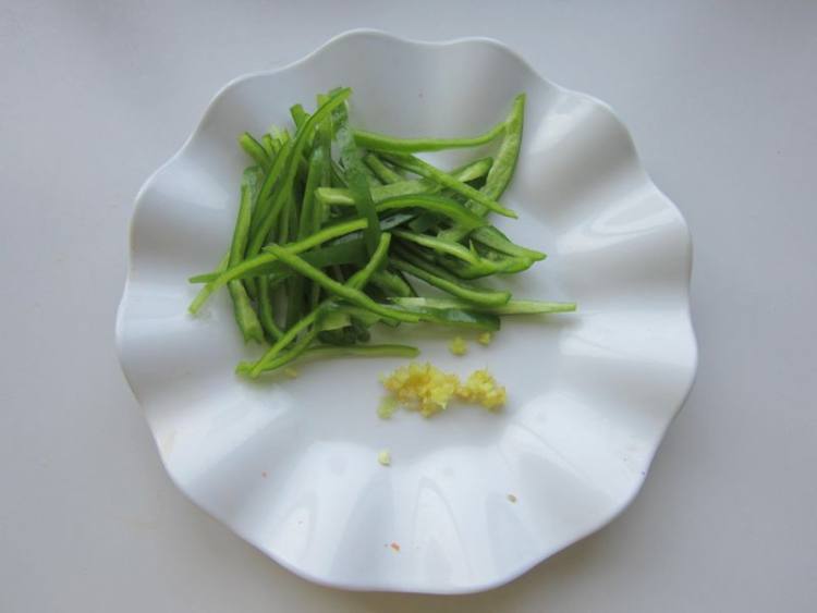 胡萝卜炒鸡丝步骤3