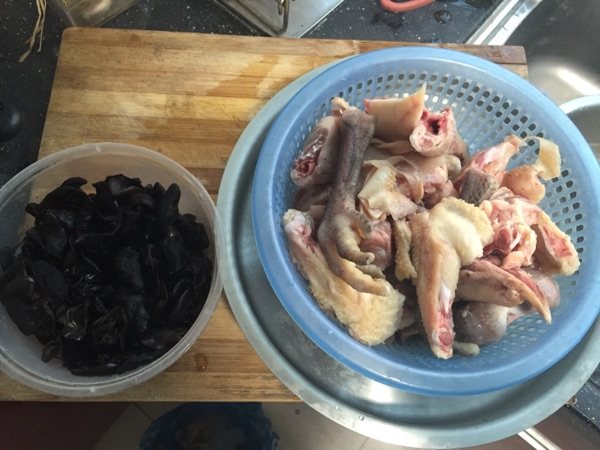 木耳焖鸡肉步骤1