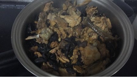 木耳焖鸡肉步骤5
