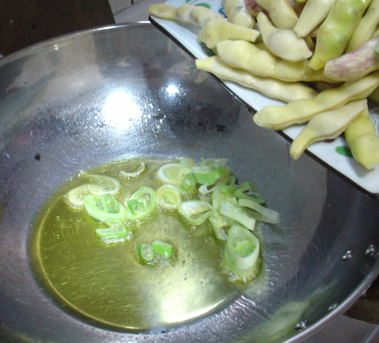 鸡肉炖黄绿豆角步骤7