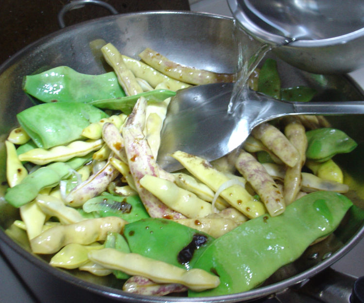 鸡肉炖黄绿豆角步骤10