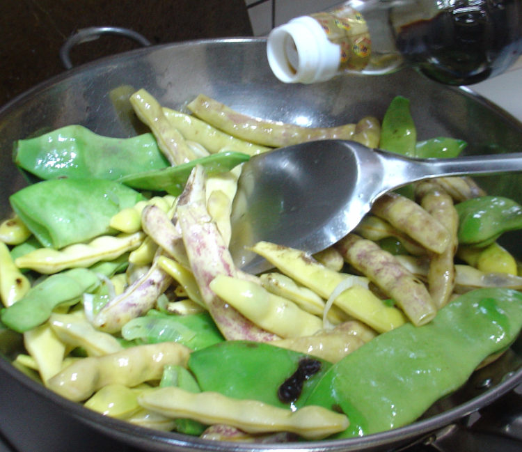 鸡肉炖黄绿豆角步骤9