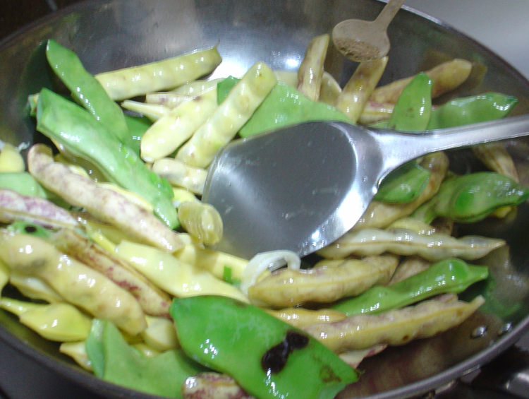 鸡肉炖黄绿豆角步骤8