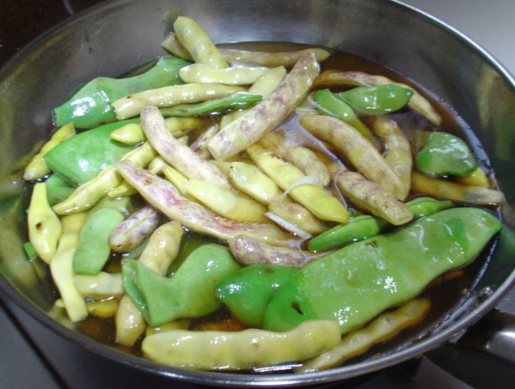鸡肉炖黄绿豆角步骤11