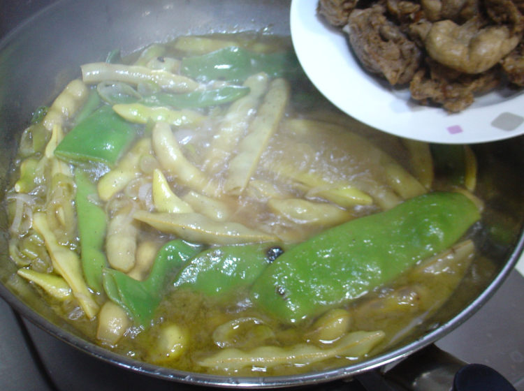 鸡肉炖黄绿豆角步骤12