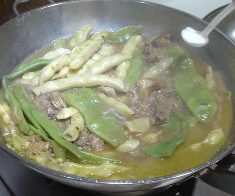 鸡肉炖黄绿豆角步骤13