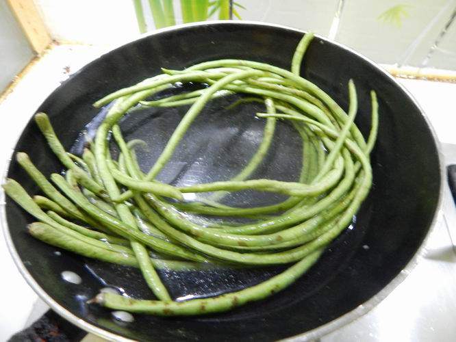 豆角酿鸡肉步骤1