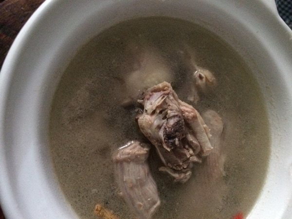 枸杞鸡汤步骤6