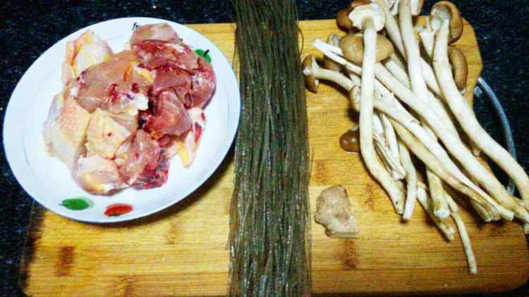 茶树菇鸡肉粉丝汤步骤1