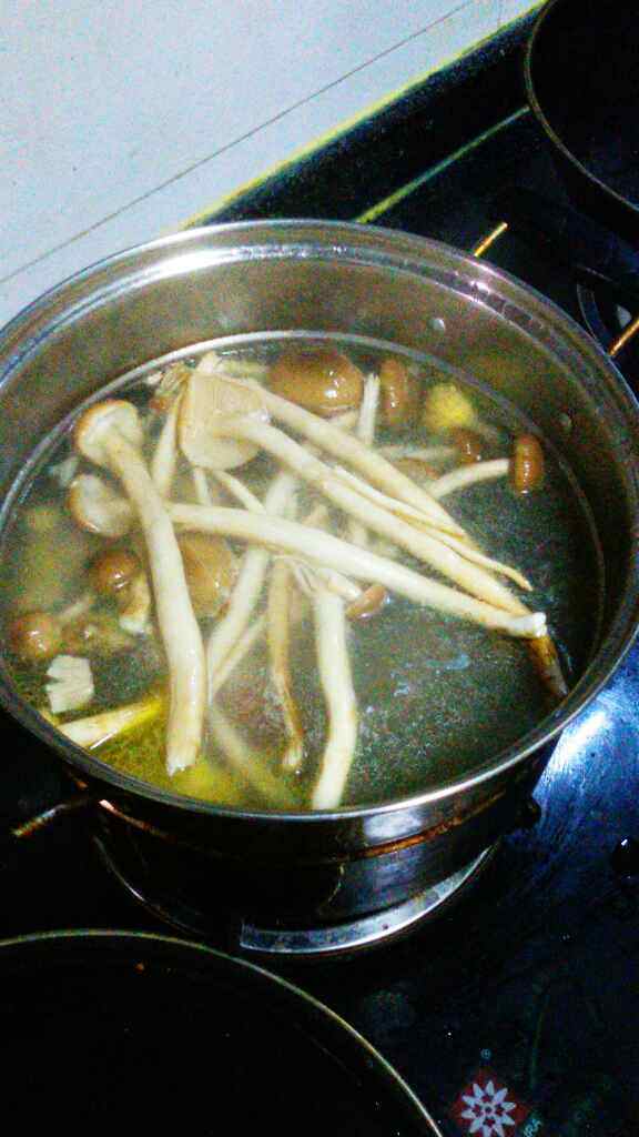 茶树菇鸡肉粉丝汤步骤4