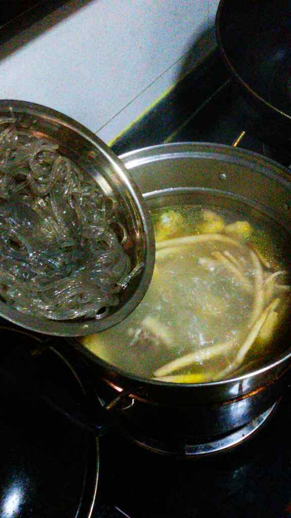 茶树菇鸡肉粉丝汤步骤5