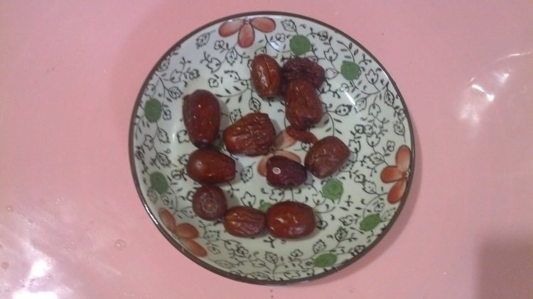 灵芝枸杞鸡肉汤步骤2