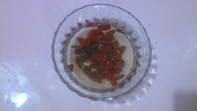 灵芝枸杞鸡肉汤步骤1