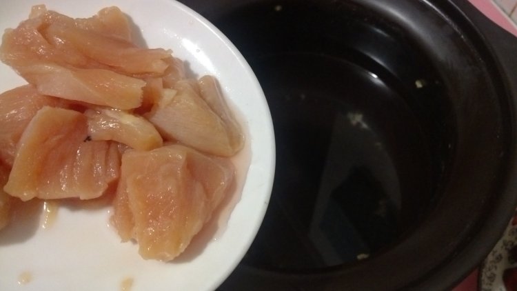 灵芝枸杞鸡肉汤步骤6
