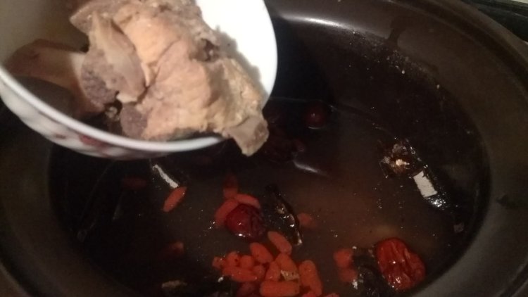 灵芝枸杞鸡肉汤步骤9