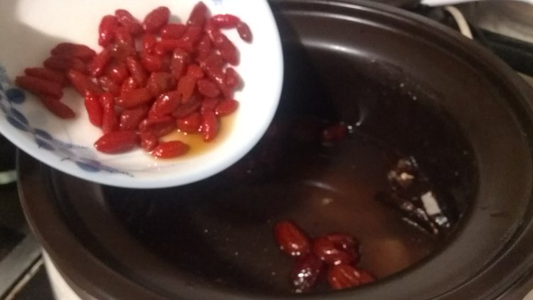 灵芝枸杞鸡肉汤步骤11