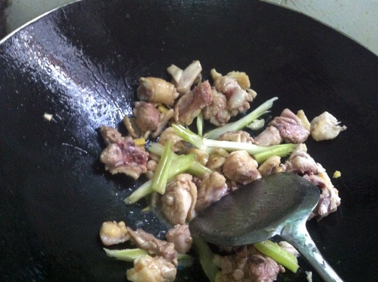 腐竹香芹焖鸡步骤5