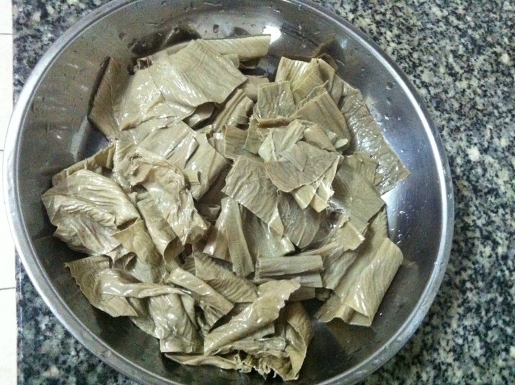 腐竹香芹焖鸡步骤1