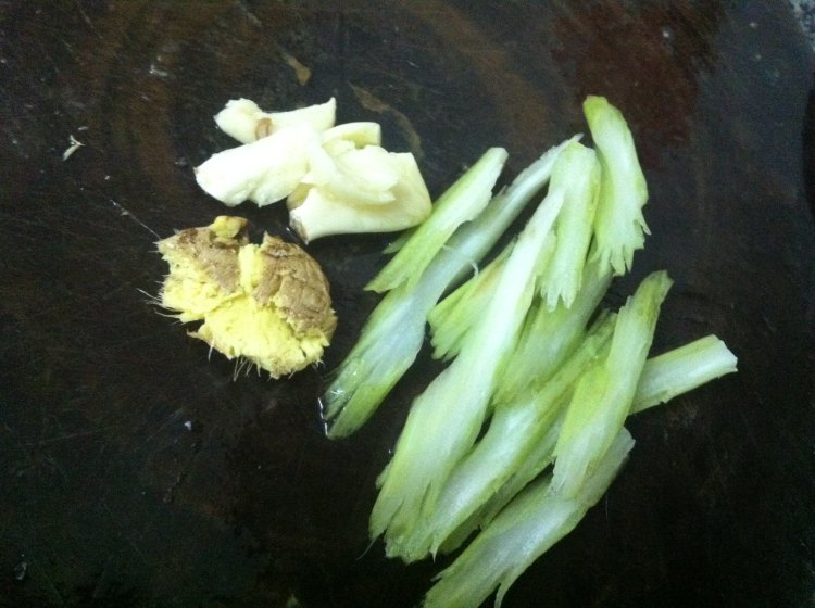 腐竹香芹焖鸡步骤2