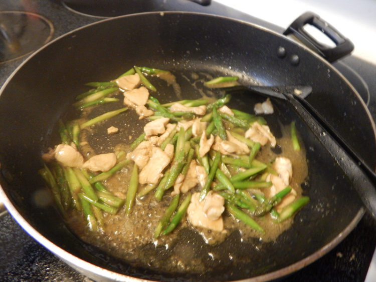 芦笋炒鸡肉片步骤11