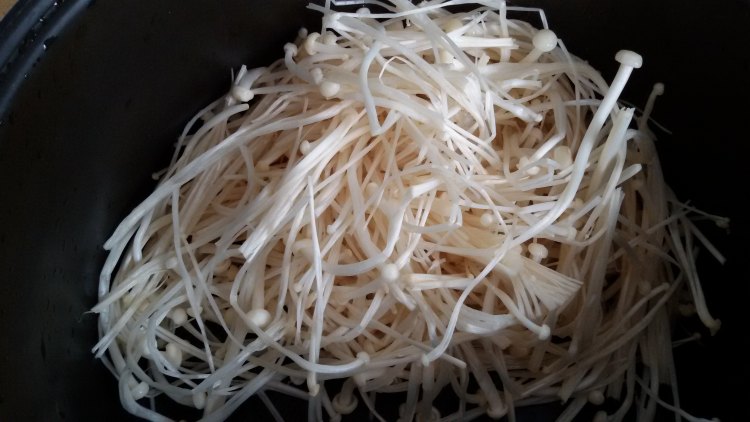 金针菇辣炒鸡步骤2