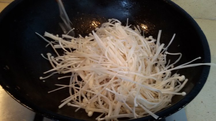 金针菇辣炒鸡步骤8