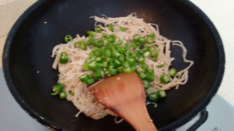 金针菇辣炒鸡步骤9