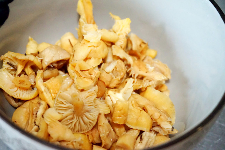 菌菇鸡肉炒饭步骤3