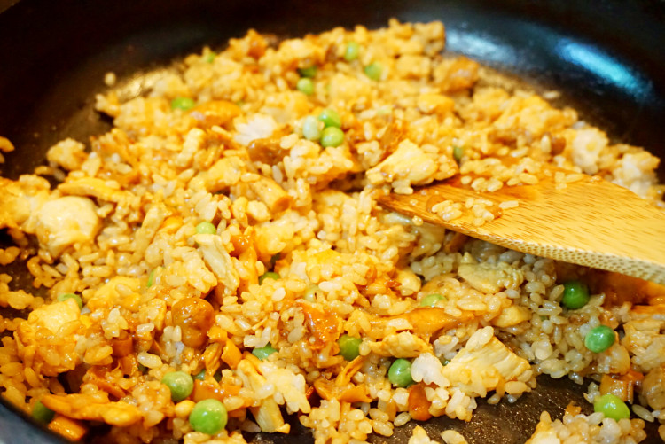 菌菇鸡肉炒饭步骤8