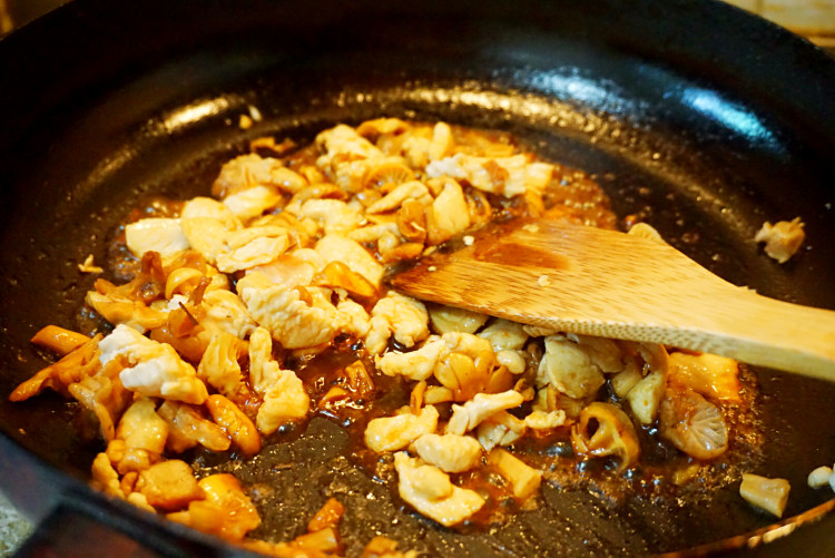 菌菇鸡肉炒饭步骤7