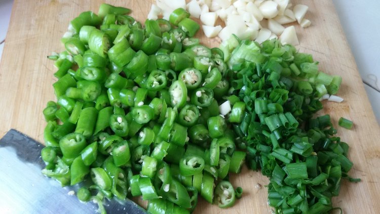 香辣韭菜炒鸡丁步骤3