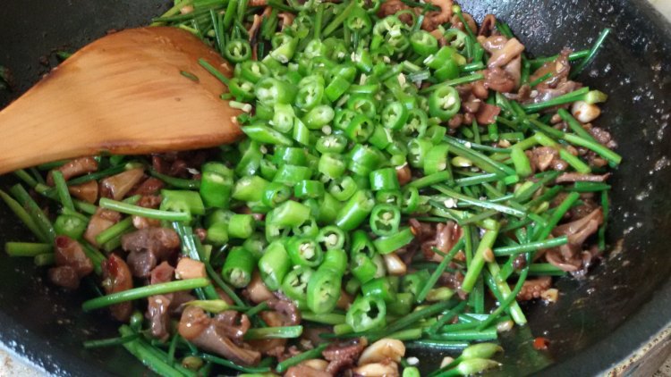 香辣韭菜炒鸡丁步骤8