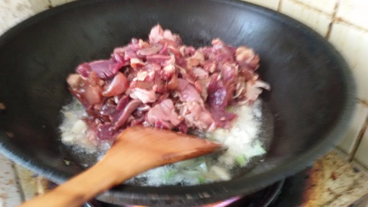 紫苏豇豆炒鸡杂步骤5