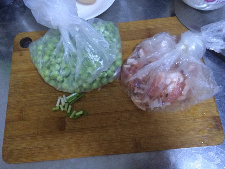 豌豆鸡丁步骤1